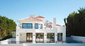 Villa with Sea Views for sale in Las Lomas de Nueva Andalucia