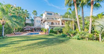 Villa with Sea Views for sale in Nueva Andalucia