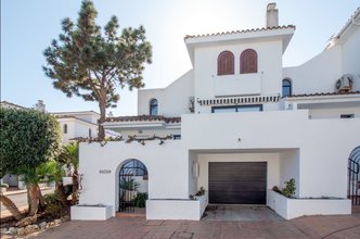 Townhouse with Sea Views for sale in Villa Padierna